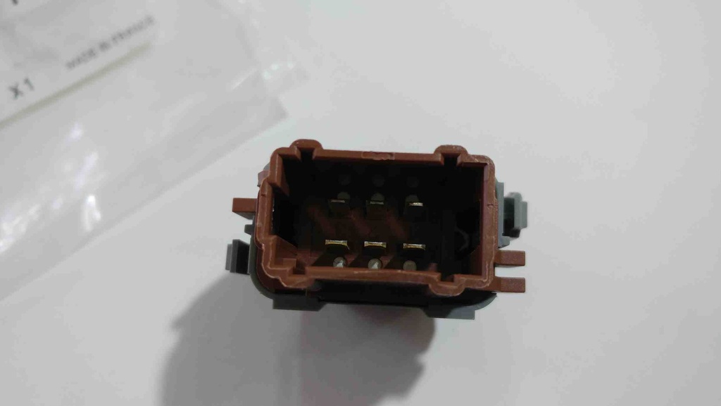 [8200108266] Megane 2 2003-2009 Cam Kaldırma Düğmesi Sağ 8200108266 Orjinal